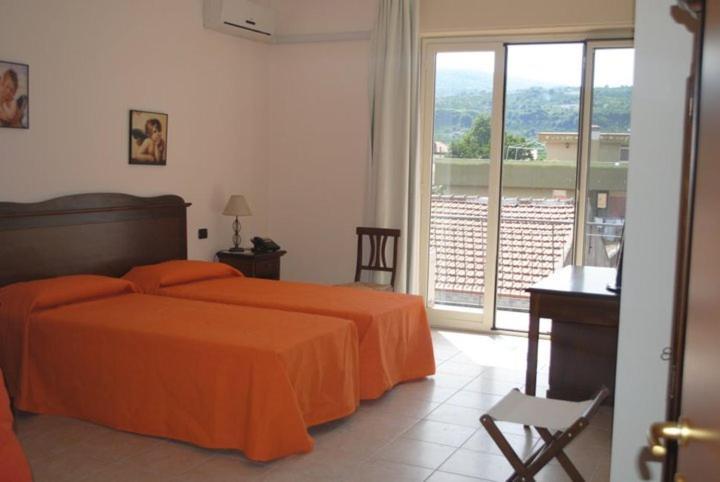 פיומפרדו די סיציליה Fiumefreddo Hotel חדר תמונה