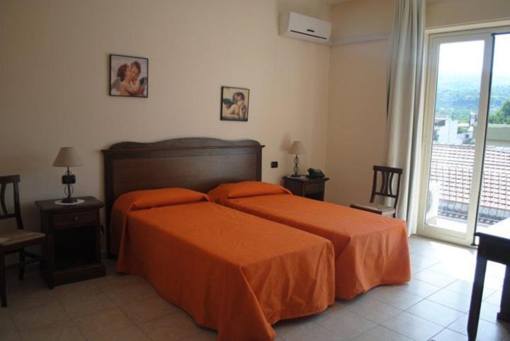 פיומפרדו די סיציליה Fiumefreddo Hotel חדר תמונה